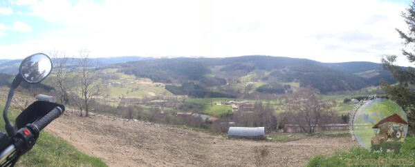 Au fond, le col du Béal, enneigé